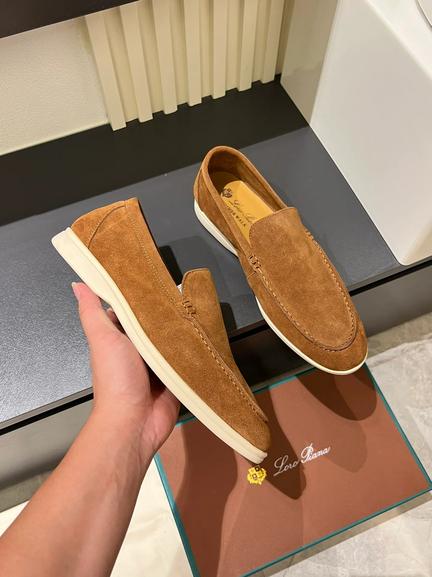 Men's shoes 💰p360 "Loro men's shoes 💰pian'*" Classic L men's shoes for couples 💰p Top version British flat loafers, a must-have item in old money style, the minimalist design is eye-catching and durable, a plus point for dressing The soft foot feel and texture are outstanding. They don’t scratch your feet and are very nice. They are matched with soft and waxy soles. They can be worn daily for a long time without getting tired. They are easy to wear, versatile and classic items, with perfect foot feel and texture! Imported cashmere fabric, the lining is made of imported A-grade water-dyed cow lining, the top version of the genuine leather midsole is sewn with pure handmade mark thread! Size: Female 35-40 (34. Customized) Male 38-44 (45.46. Customized)